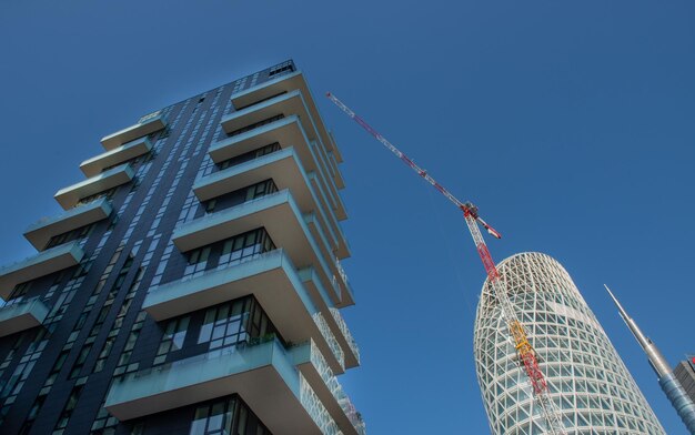 Foto niedrigwinkelansicht eines modernen gebäudes vor einem klaren blauen himmel