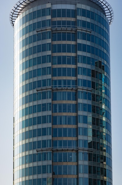 Foto niedrigwinkelansicht eines modernen gebäudes vor klarem blauen himmel