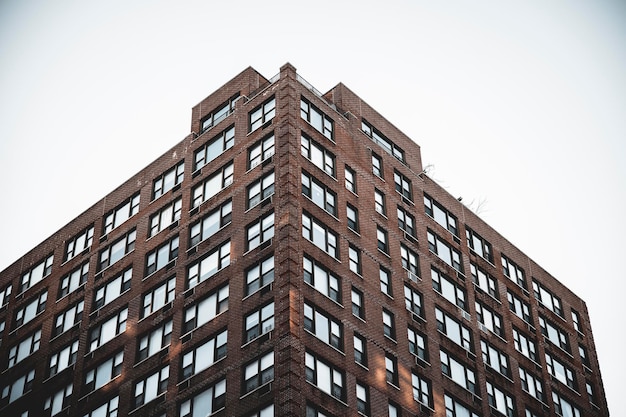 Niedrigwinkelansicht eines modernen Gebäudes vor klarem Himmel in Manhattan