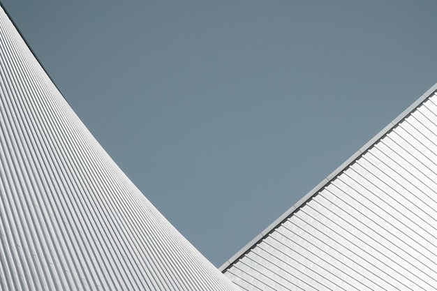 Niedrigwinkelansicht eines modernen Gebäudes vor klarem Himmel