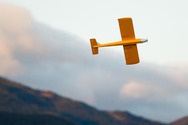 Niedrigwinkelansicht eines Spielzeugflugzeugs, das gegen den Himmel fliegt