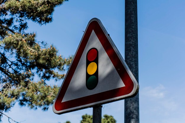 Foto niedrigwinkelansicht eines straßenschildes gegen den himmel