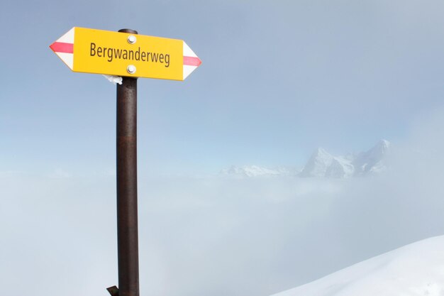 Foto niedrigwinkelansicht eines straßenschildes gegen den himmel