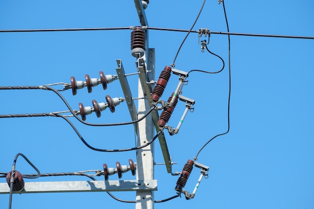 Niedrigwinkelansicht eines Stromtransformators vor klarem blauen Himmel