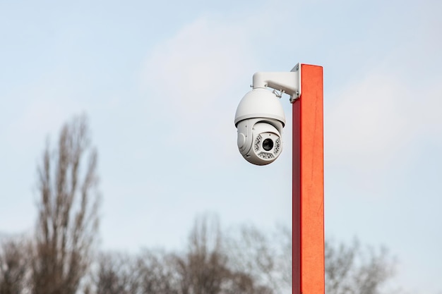 Foto niedrigwinkelansicht eines telefonpfahls gegen den himmel im winter