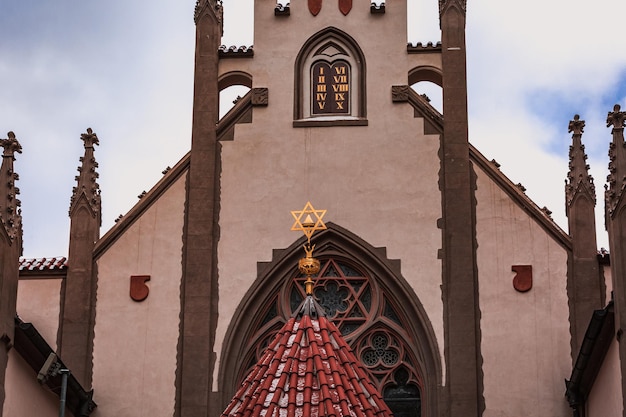 Niedrigwinkelansicht eines traditionellen Gebäudes gegen den Himmel