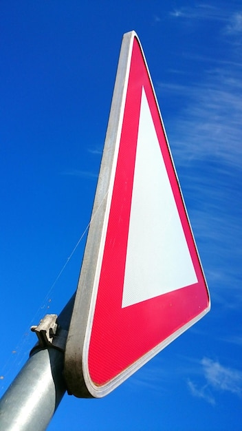 Niedrigwinkelansicht eines Verkehrsschildes vor blauem Himmel