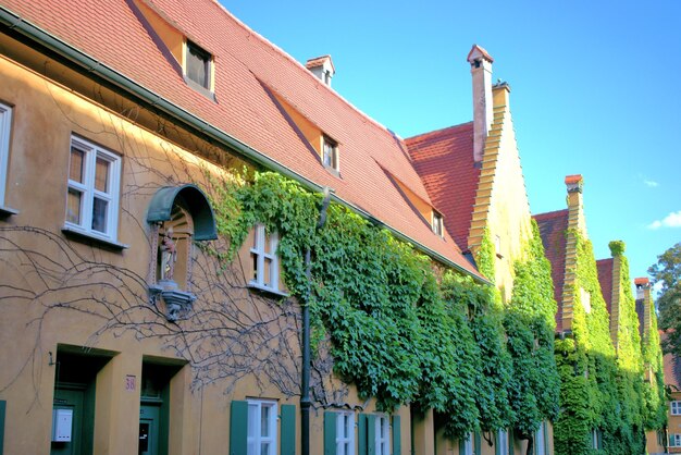 Niedrigwinkelansicht eines Wohngebäudes gegen den Himmel