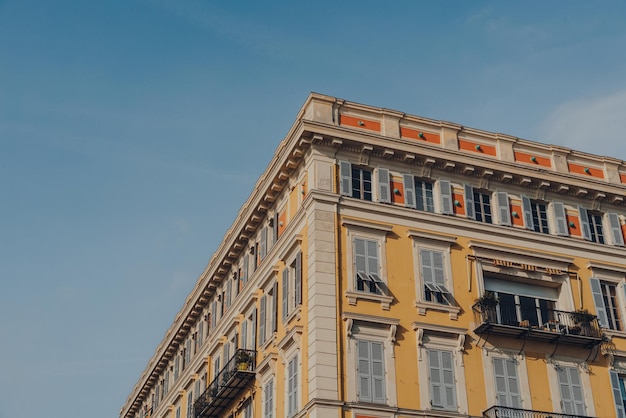 Niedrigwinkelansicht eines Wohngebäudes in Nizza, Frankreich, gegen den blauen Himmel