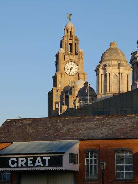 Niedrigwinkelansicht historischer Gebäude in Liverpool vor blauem Himmel