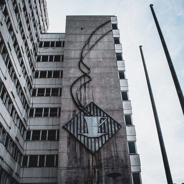 Foto niedrigwinkelansicht moderner gebäude gegen den himmel