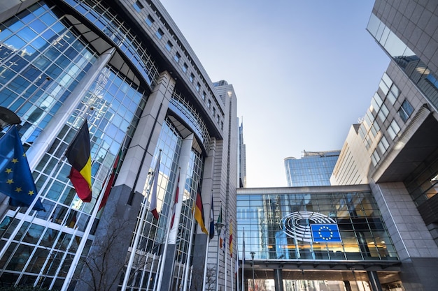 Foto niedrigwinkelansicht moderner gebäude gegen den himmel