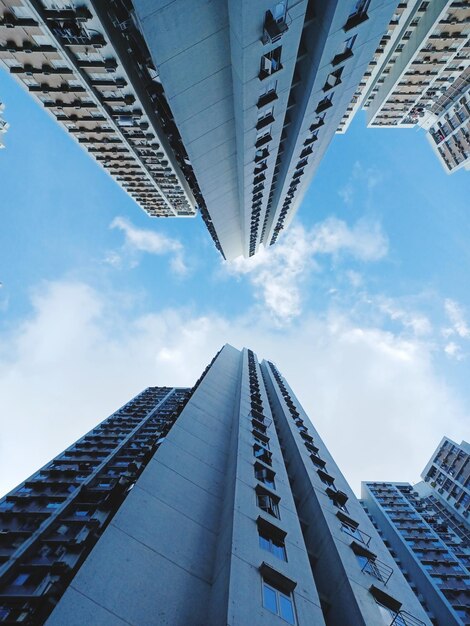 Foto niedrigwinkelansicht moderner gebäude gegen den himmel