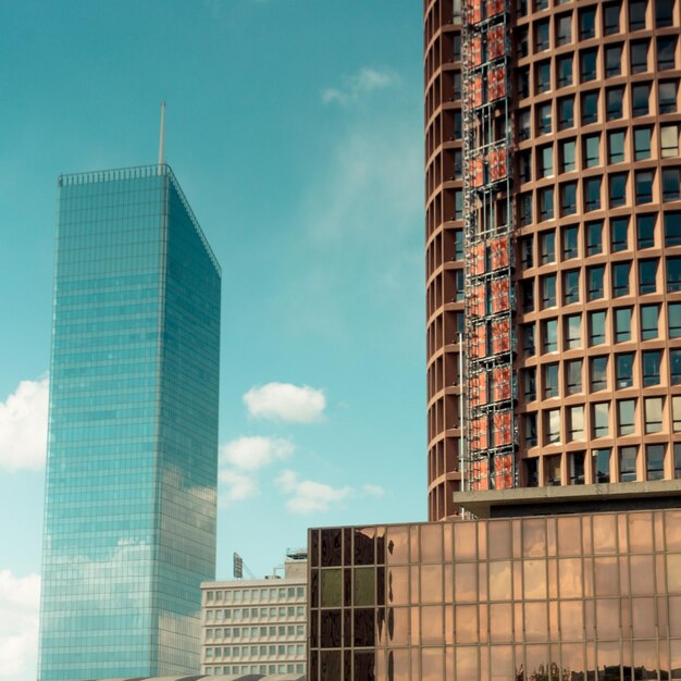 Foto niedrigwinkelansicht moderner gebäude gegen den himmel