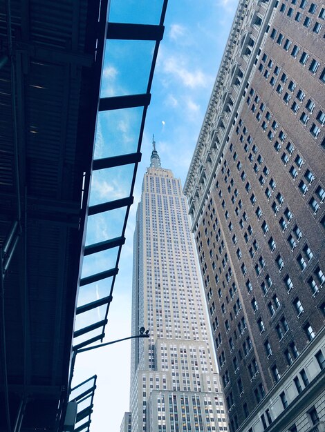 Foto niedrigwinkelansicht moderner gebäude gegen den himmel