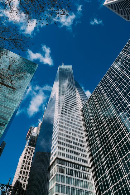Niedrigwinkelansicht moderner Gebäude vor blauem Himmel