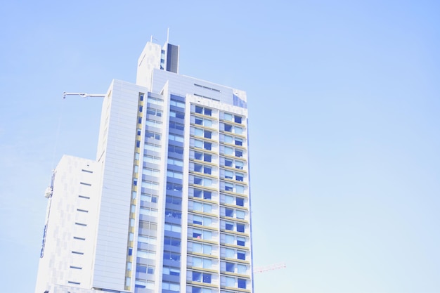 Foto niedrigwinkelansicht moderner gebäude vor klarem blauen himmel