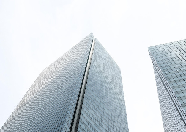 Niedrigwinkelansicht moderner Gebäude vor klarem Himmel