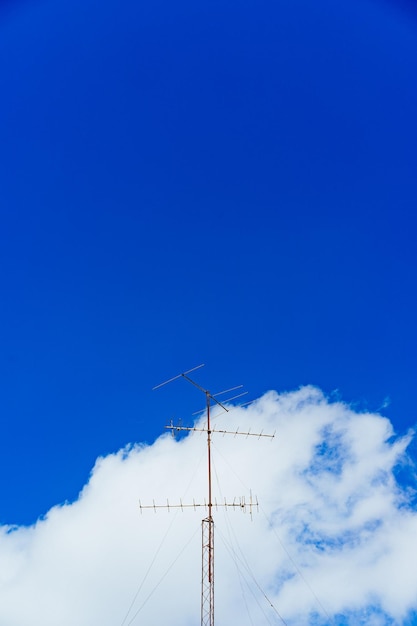 Foto niedrigwinkelansicht von antennen vor blauem himmel