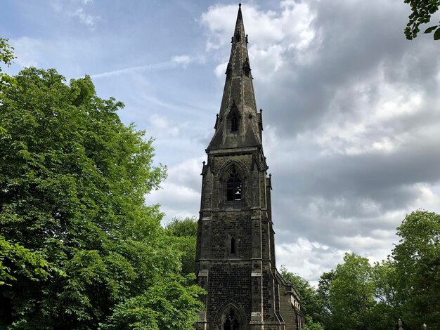 Foto niedrigwinkelansicht von bäumen und kirchengebäuden gegen den himmel