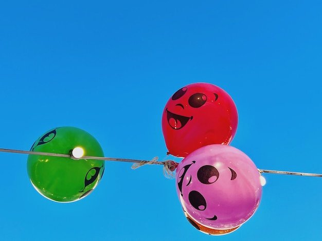 Foto niedrigwinkelansicht von ballons gegen den blauen himmel