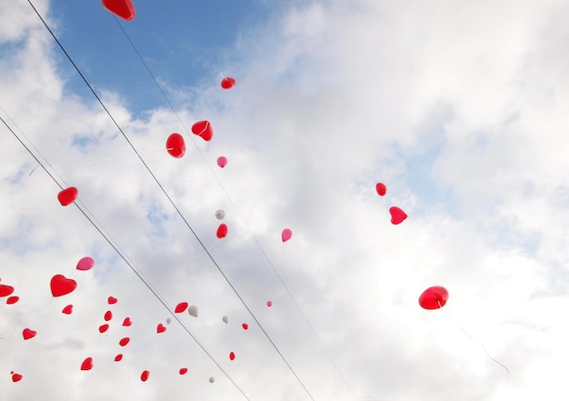 Foto niedrigwinkelansicht von ballons gegen den himmel