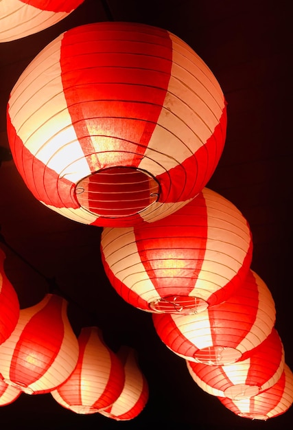 Niedrigwinkelansicht von beleuchteten chinesischen Laternen, die nachts hängen
