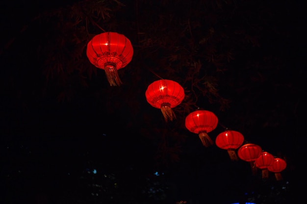 Niedrigwinkelansicht von beleuchteten chinesischen Laternen, die nachts hängen