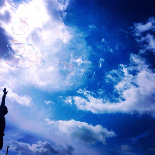 Niedrigwinkelansicht von Blasen gegen den Himmel