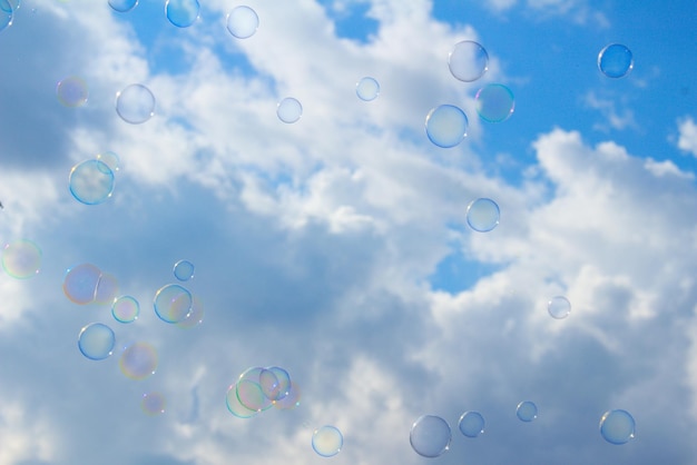 Niedrigwinkelansicht von Blasen gegen den Himmel