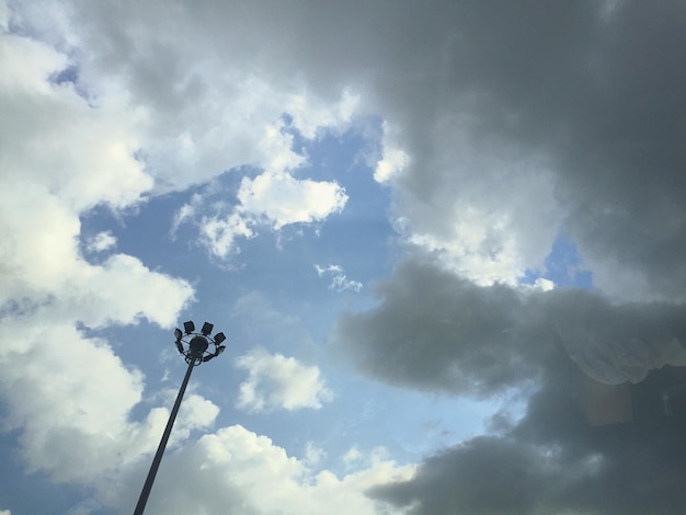 Niedrigwinkelansicht von blauem Himmel und Wolken