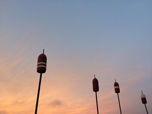 Foto niedrigwinkelansicht von bojen auf stangen gegen den himmel