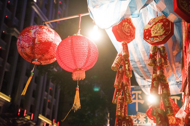 Niedrigwinkelansicht von chinesischen Laternen, die an einem Straßenmarktstand hängen