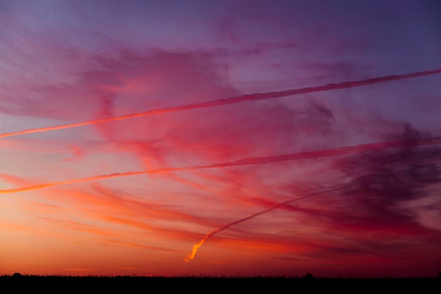 Foto niedrigwinkelansicht von dampfspuren am himmel bei sonnenuntergang