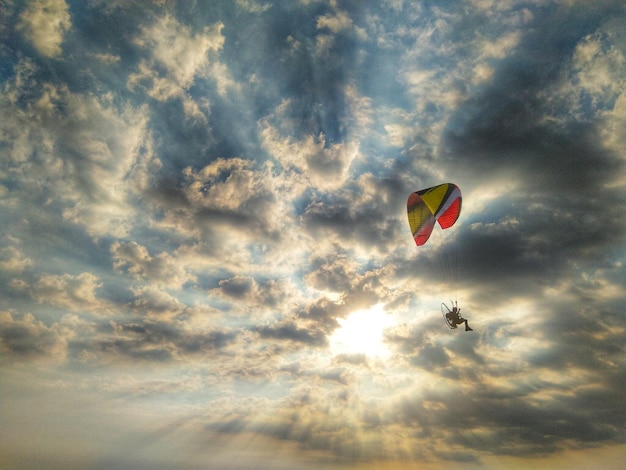 Foto niedrigwinkelansicht von drachen, der am himmel fliegt