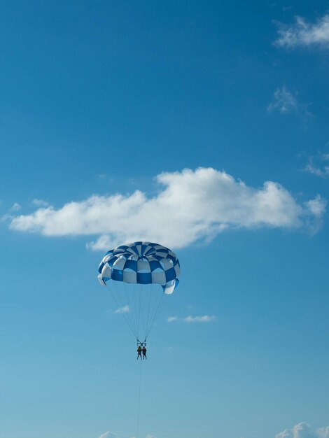 Foto niedrigwinkelansicht von drachen, der gegen den blauen himmel fliegt