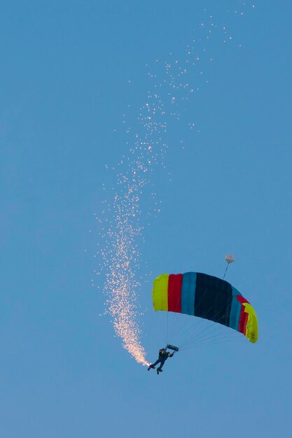 Foto niedrigwinkelansicht von drachen, der gegen einen klaren blauen himmel fliegt