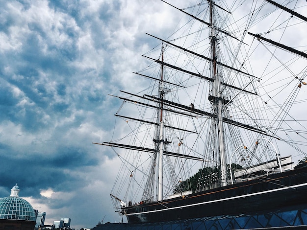 Niedrigwinkelansicht von einem Segelboot, das am Hafen vor dem Himmel verankert ist