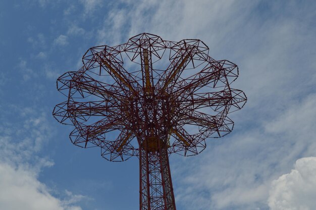 Niedrigwinkelansicht von einer Ketten-Swing-Fahrt gegen den Himmel in Coney Island