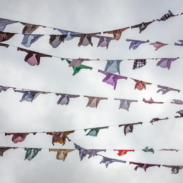 Foto niedrigwinkelansicht von fahnen, die gegen den himmel hängen