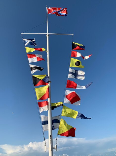 Niedrigwinkelansicht von Fahnen vor blauem Himmel