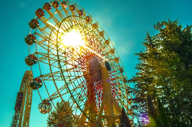 Foto niedrigwinkelansicht von fahrgeschäften im vergnügungspark gegen den himmel an einem sonnigen tag