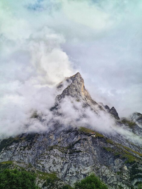 Foto niedrigwinkelansicht von felsen gegen den himmel