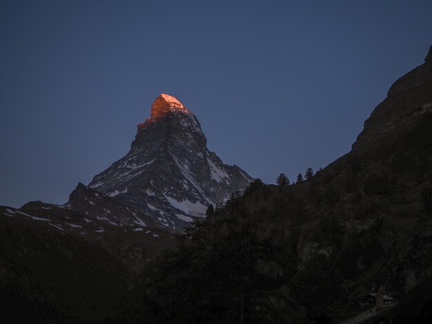 Niedrigwinkelansicht von Felsen vor klarem Himmel