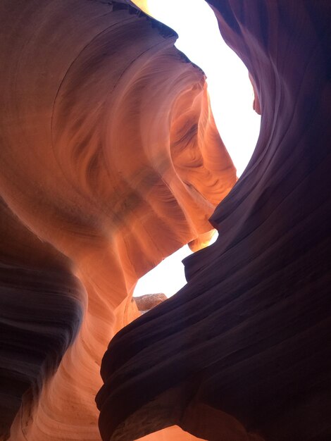 Foto niedrigwinkelansicht von felsformationen im antilopen-canyon