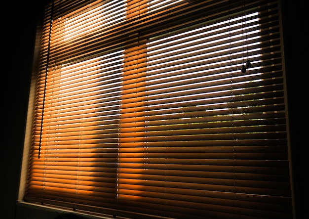 Niedrigwinkelansicht von Fensterläden zu Hause