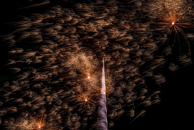 Foto niedrigwinkelansicht von feuerwerk gegen den nachthimmel