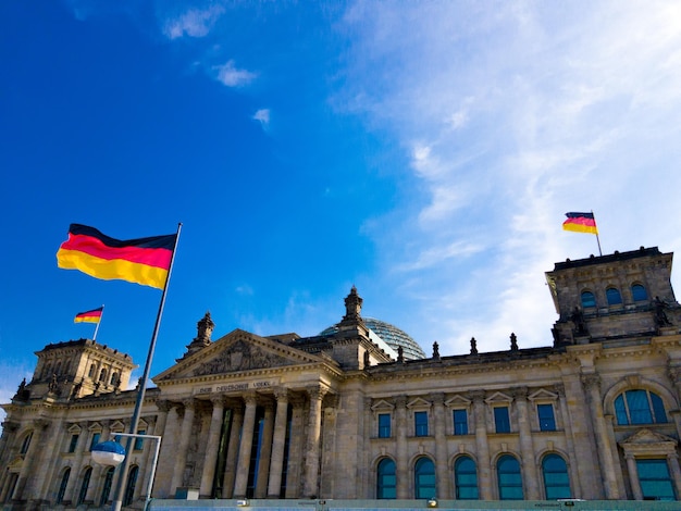 Niedrigwinkelansicht von Flaggen gegen den Himmel