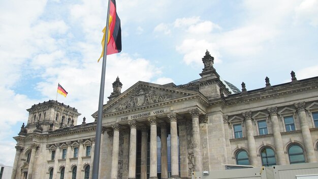 Foto niedrigwinkelansicht von flaggen gegen den himmel