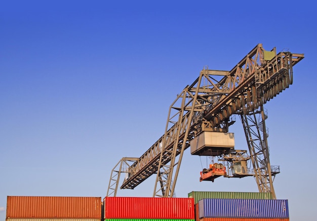 Niedrigwinkelansicht von Frachtcontainern und Kranen im Hafen